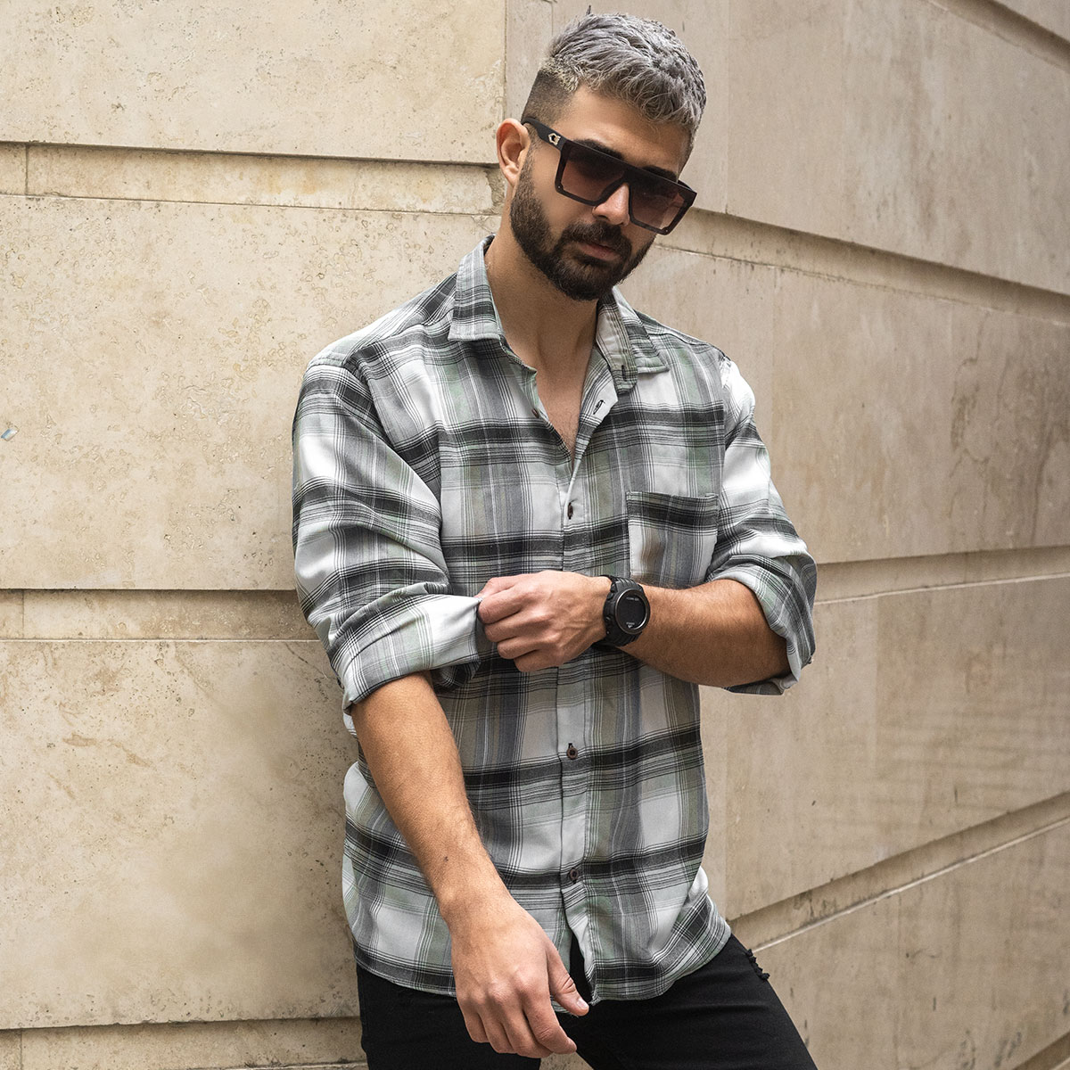 پیراهن مردانه چهارخونه سفید طوسی مدل alvand