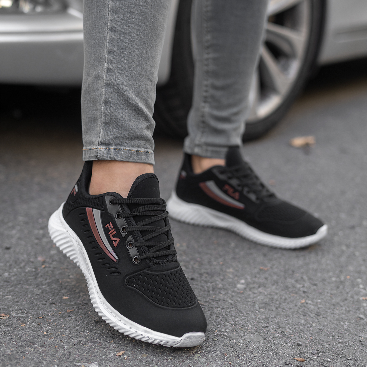 کفش ورزشی مردانه فیلا مشکی مدل Redmin