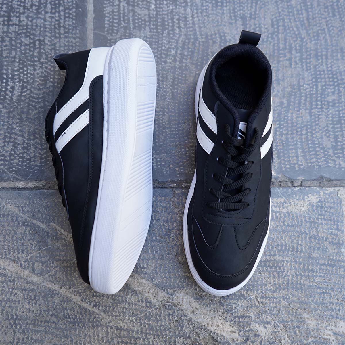 کفش مردانه مشکی سفید مدل varosh