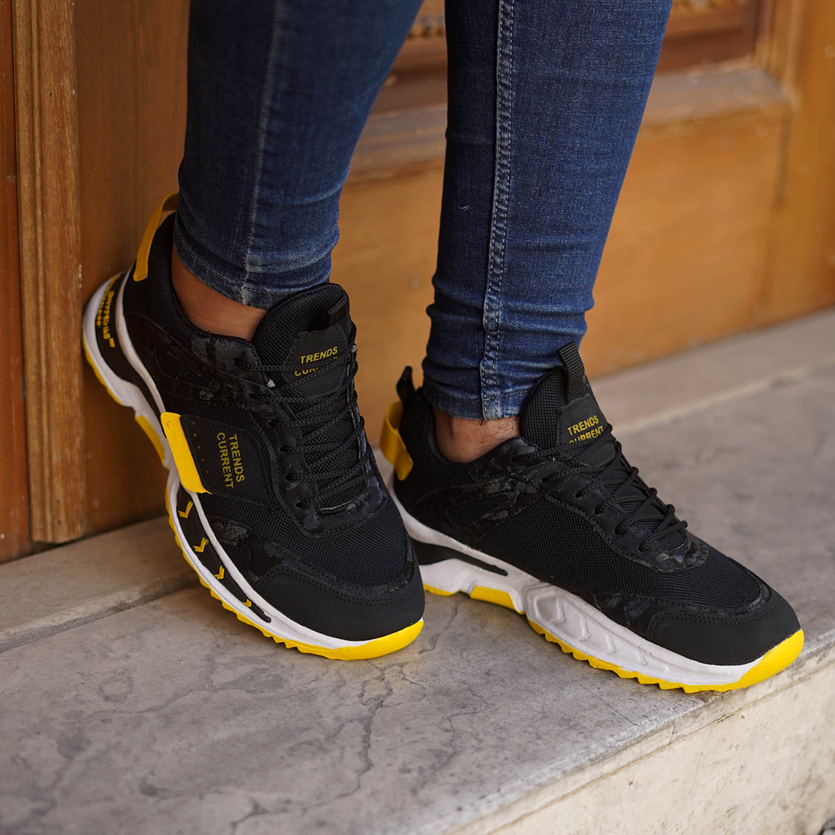 کفش ورزشی مردانه مشکی زردمدل Manil