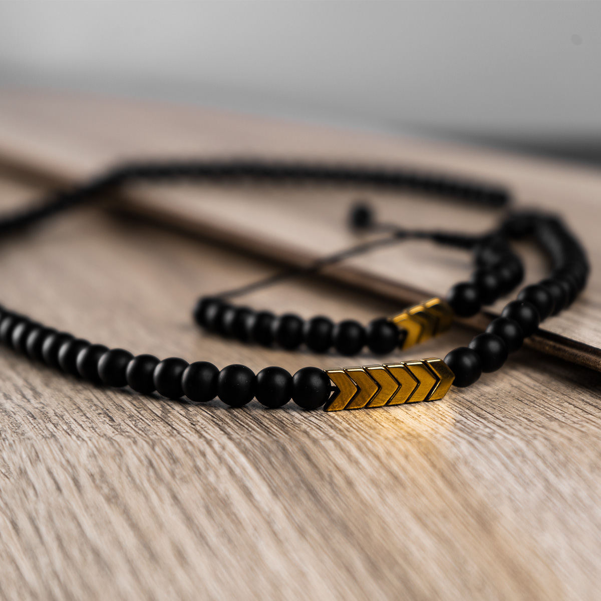 نیم ست مهره ای مشکی مدل Mancho